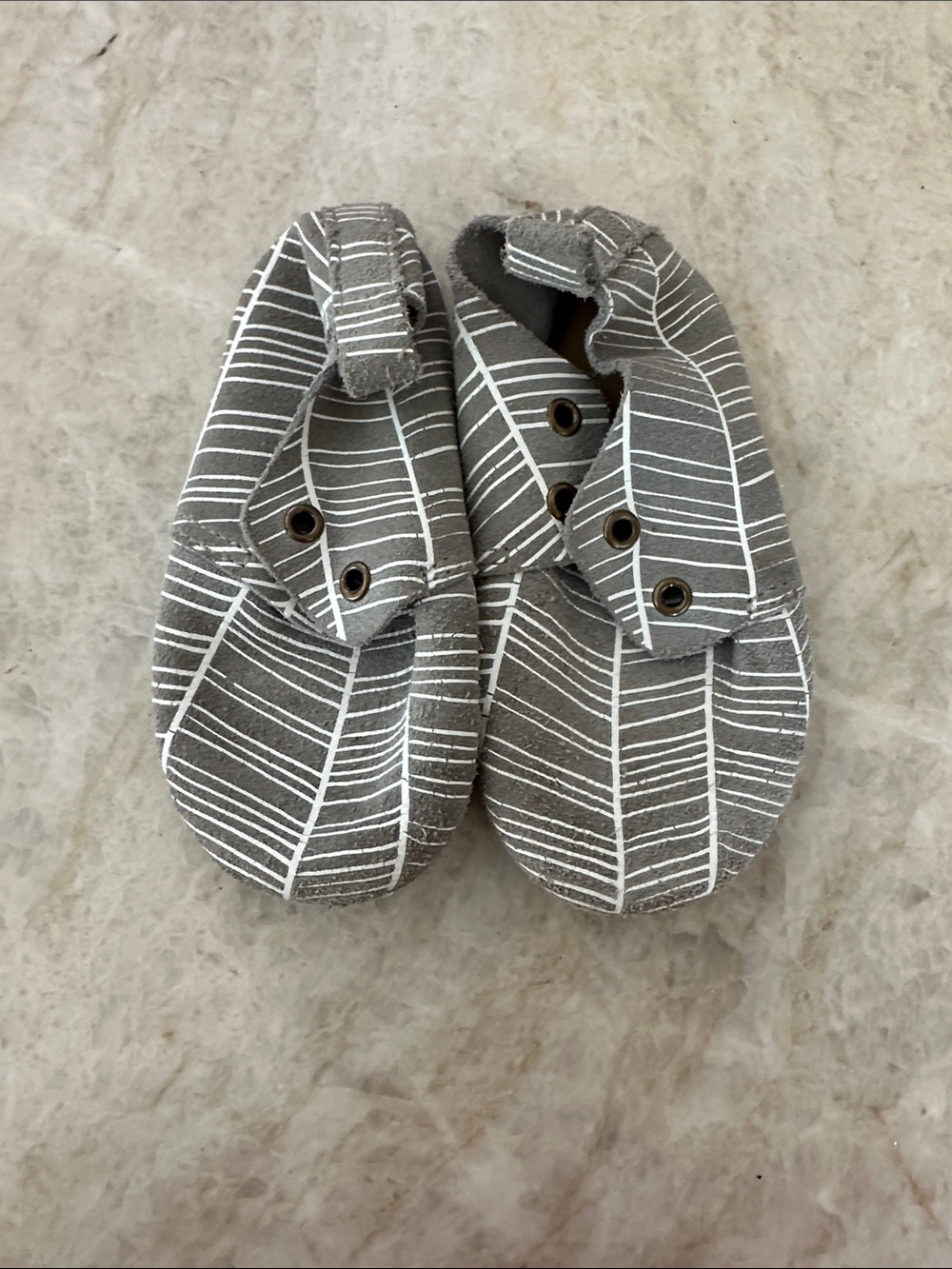 Piper Finn Gray & White Leaf-Print Baby Moccasins 6